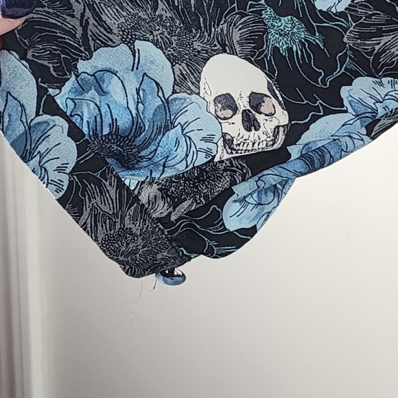 Torrid women size 3 ( 22-24) pintuck button front blouse Skull Floral - Picture 7 of 15